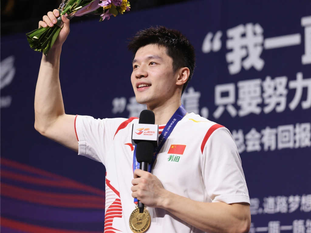 中国第一人!赵心童世锦赛问鼎,克鲁斯堡骄傲挥舞五星红旗